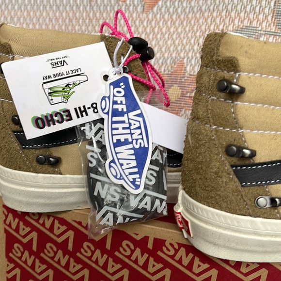 Vans WMNS Sk8-Hi Echo Dx
(Hairy Suede) Butternut/T
VNOA7Q50B75
Sneakers - Picture 15 of 16